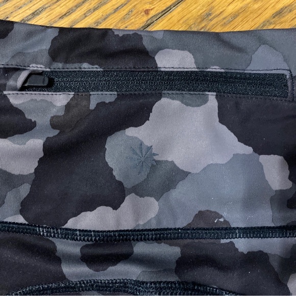 Athleta Camo Lightning 7/8 Tight Size XS - Picture 9 of 9